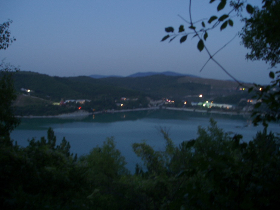 2007-04-24 18:32:25: Озеро на Абрау-Дюрсо ночью.(в режиме ночной съемки)