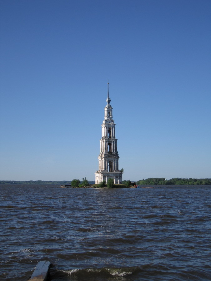 2007-06-04 14:56:21: Главная достопримечательность Калязина - затопленная колокольня Никольского собора (1800)