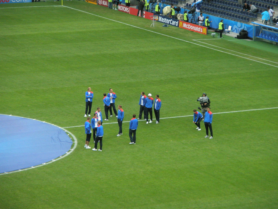 2008-06-17 12:39:36: Наши перед игрой приветствуют болельщиков и смотрят испанцев со шведами на большом экране
