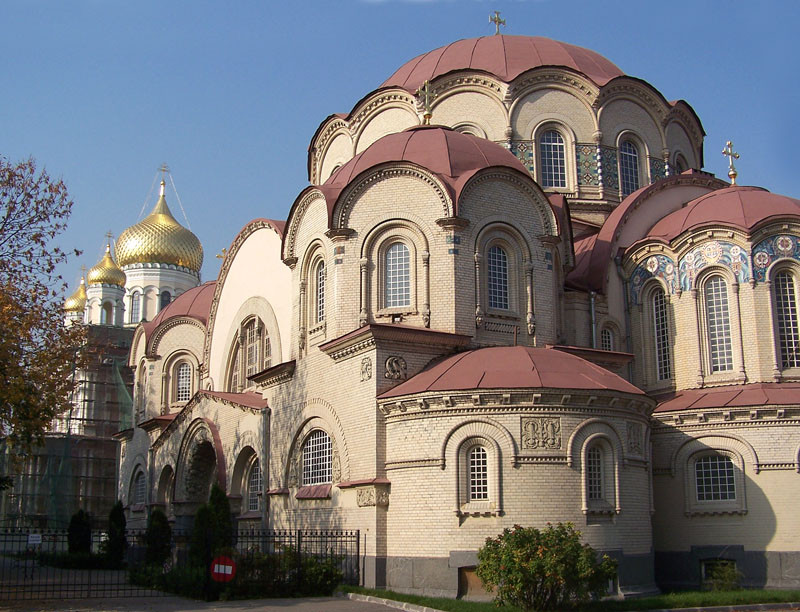 2009-05-02 01:01:55: Казанская церковь в Воскресенском Новодевичьем монастыре Санкт-Петербурга. На заднем плане видны купола Воскресенского собора.