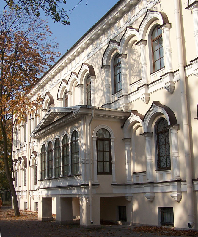 2009-05-02 01:04:19: Воскресенский Новодевичий монастырь в Санкт-Петербурге. Южный фасад монастырского корпуса.
