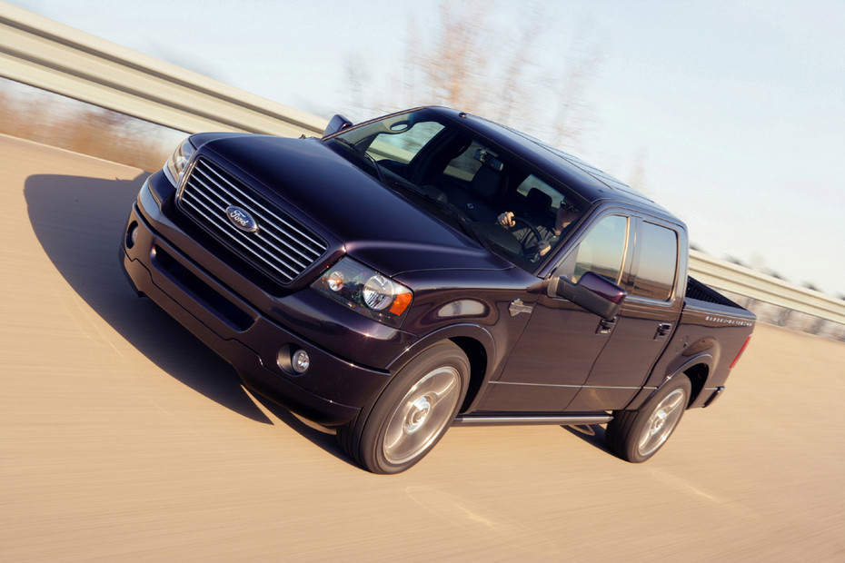 2009-11-09 11:11:07: Специальная версия Ford F-150 отличается решёткой радиатора с шестью хромированными «прутьями», пафосными 22-дюймовыми колёсами, а также специальными шильдиками Harley-Davidson на передних крыльях.